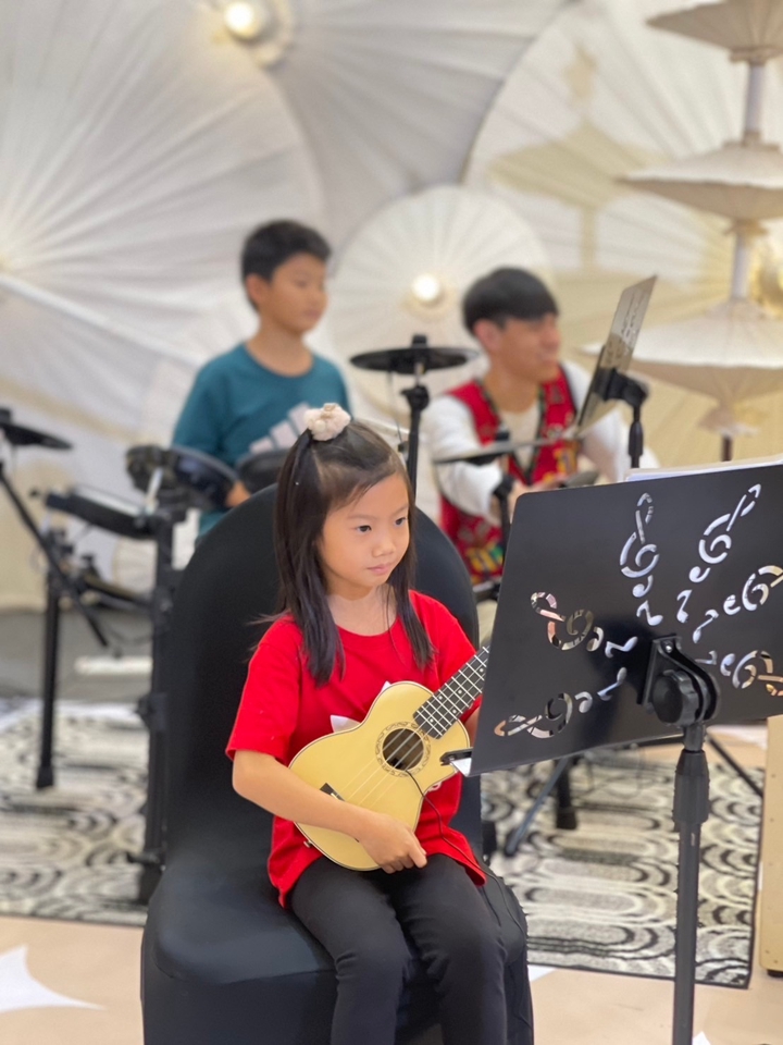 Ukulele class 5